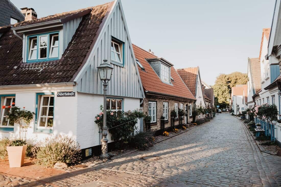 Straße mit kleinen Häusern in Schleswig