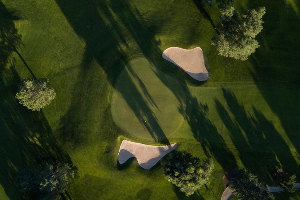 Golfplatz mit Bunker